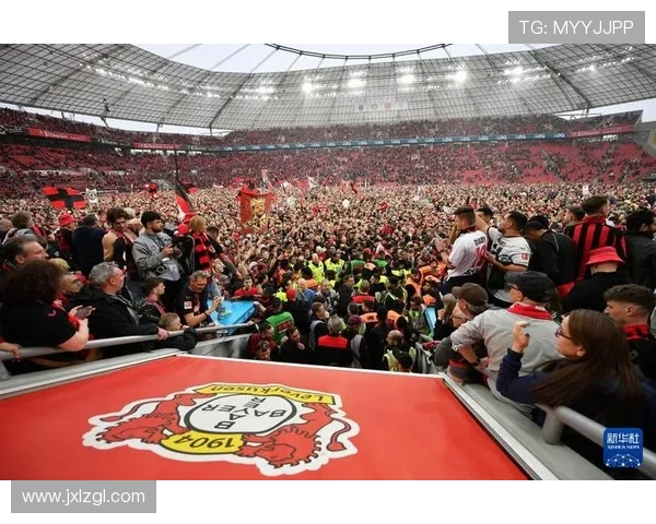 法甲冠军球队庆典盛况与球迷狂欢记录